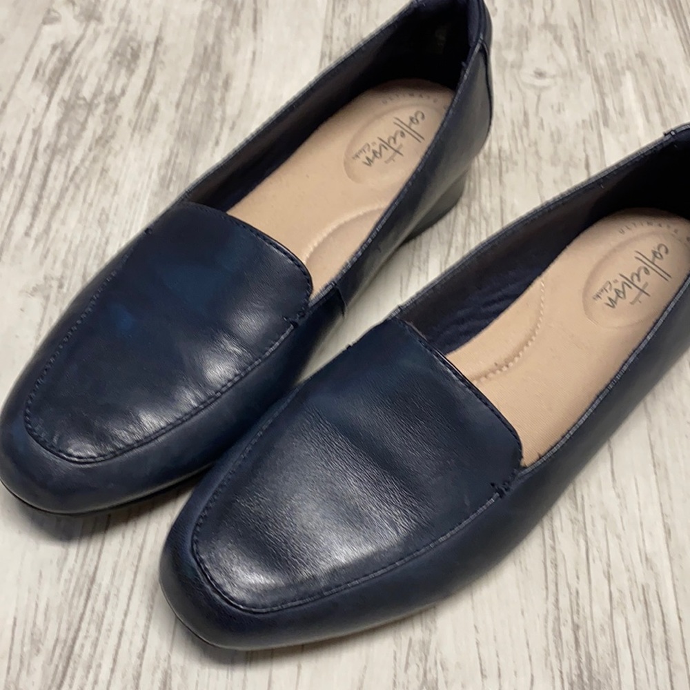 Clarks sz 9 navy loafers